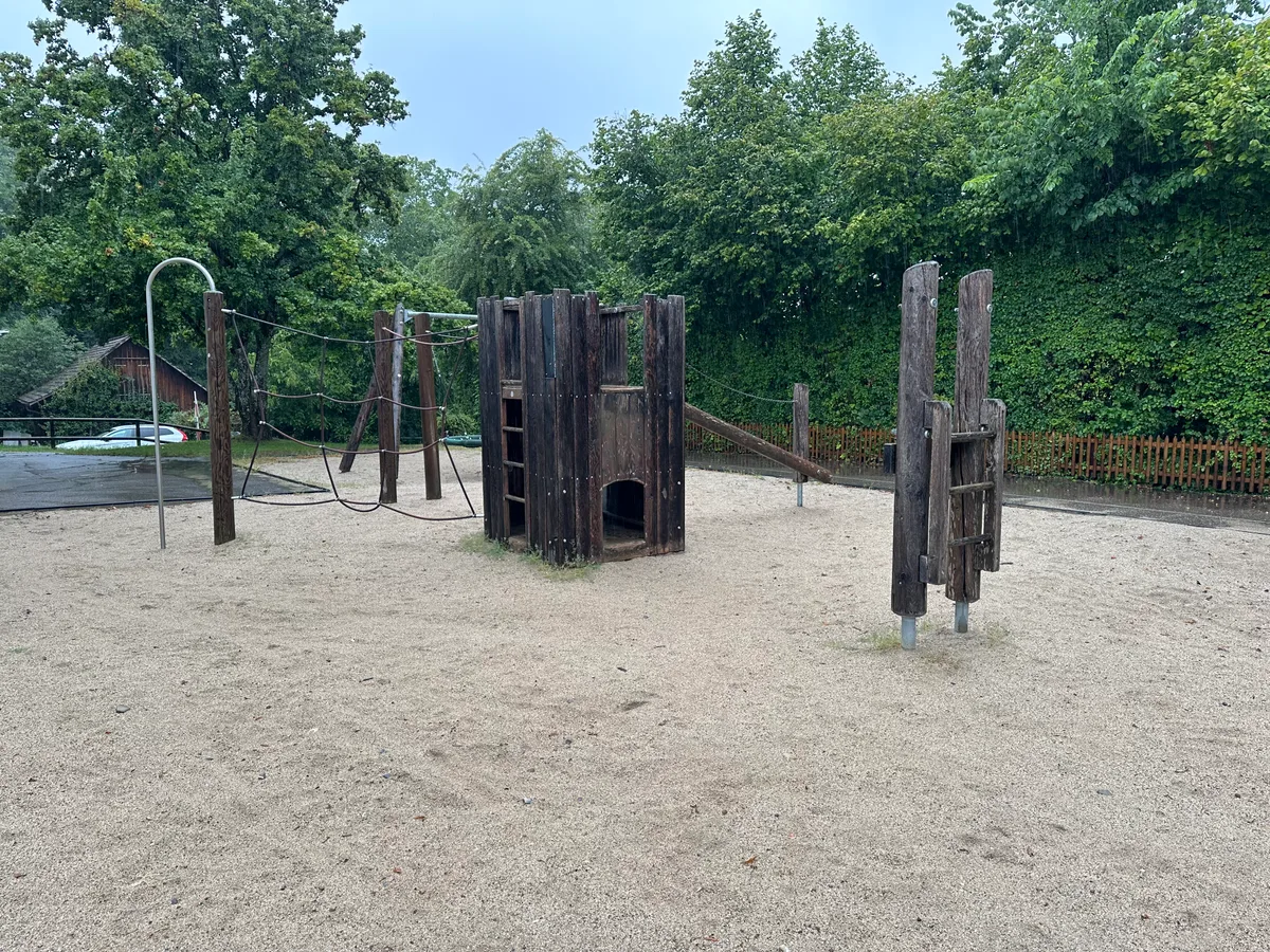 Klettergerät auf dem schuleigenen Spielplatz in Kyburg.